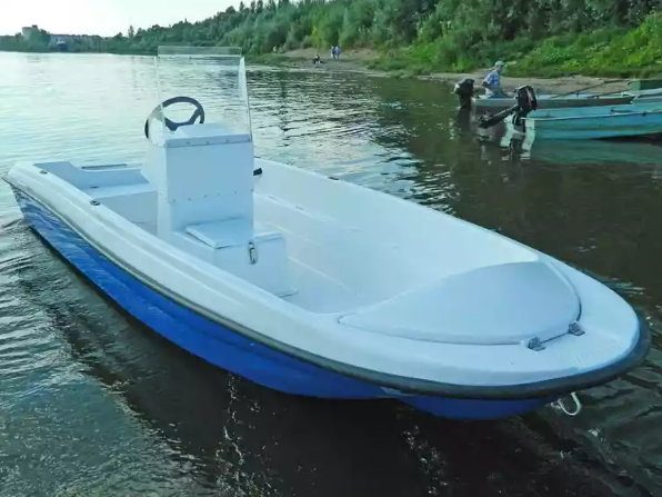 Стеклопластиковая лодка Пингвин с консолью (тримаран) в Энгельсе
