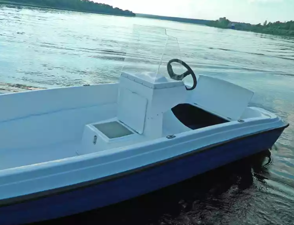 Стеклопластиковая лодка Пингвин с консолью (тримаран) в Энгельсе