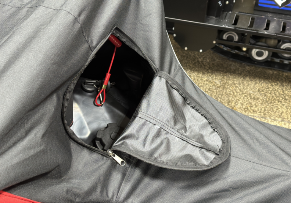 Чехол транспорт. снегохода IKUDZO HUNTER черно-красный Оксфорд ПРЕМИУМ качества с лого IKUDZO в Энгельсе