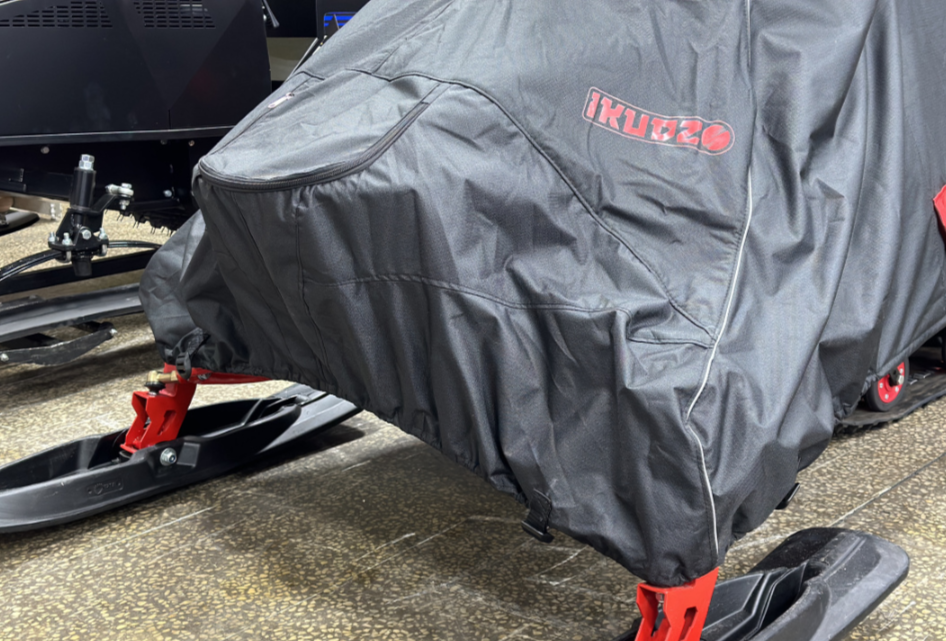 Чехол транспорт. снегохода IKUDZO HUNTER черно-красный Оксфорд ПРЕМИУМ качества с лого IKUDZO в Энгельсе